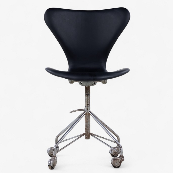 Arne Jacobsen / Fritz Hansen.AJ 3117 - 