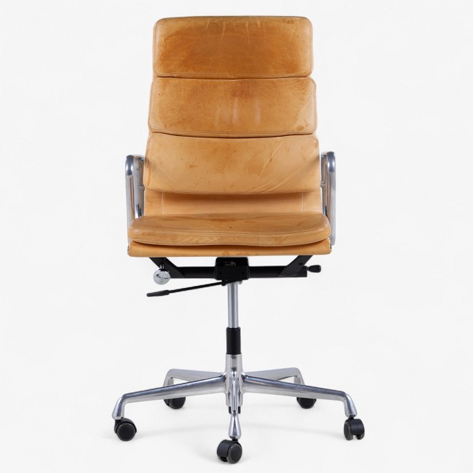 Ray & Charles Eames / Herman Miller.EA 219 - Højrygget kontorstol i patineret naturlæder på stel af stål. Mærket fra producent.1 stk. på lager