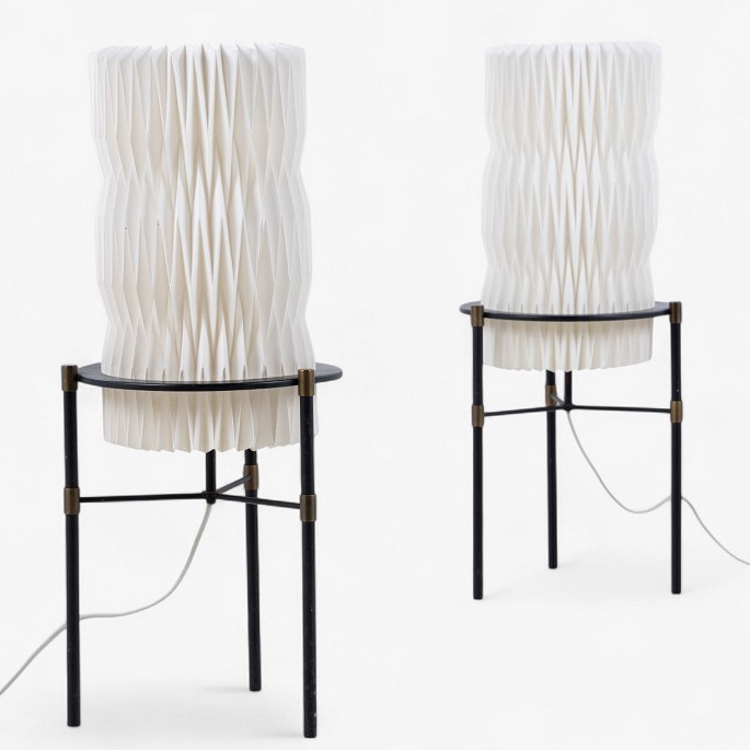 Tove & Edvard Kindt-Larsen.Par bordlamper på trepas fod i sortlakeret metal med hvide plisserede skærme.1 stk. på lager