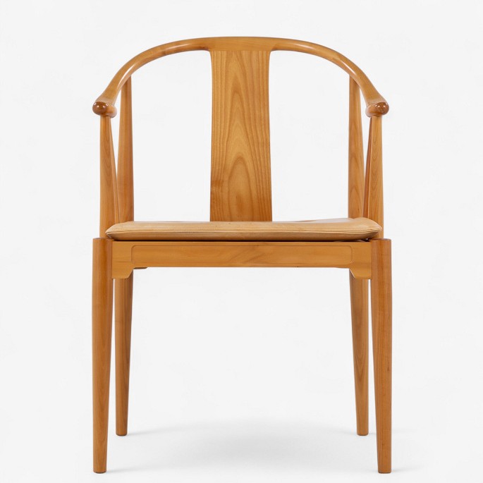 Hans J. Wegner / Fritz Hansen.FH 4283 - Kinastol i kirsebær med hynde i patineret naturlæder. Mærket fra producent.1 stk. på lager