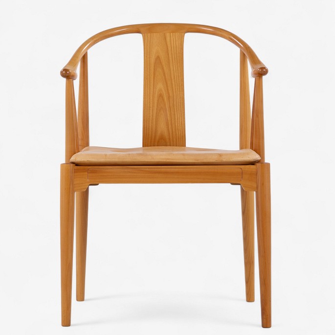 Hans J. Wegner / Fritz Hansen.FH 4283 - Kinastol i kirsebær med hynde i patineret naturlæder. Mærket fra producent.1 stk. på lager