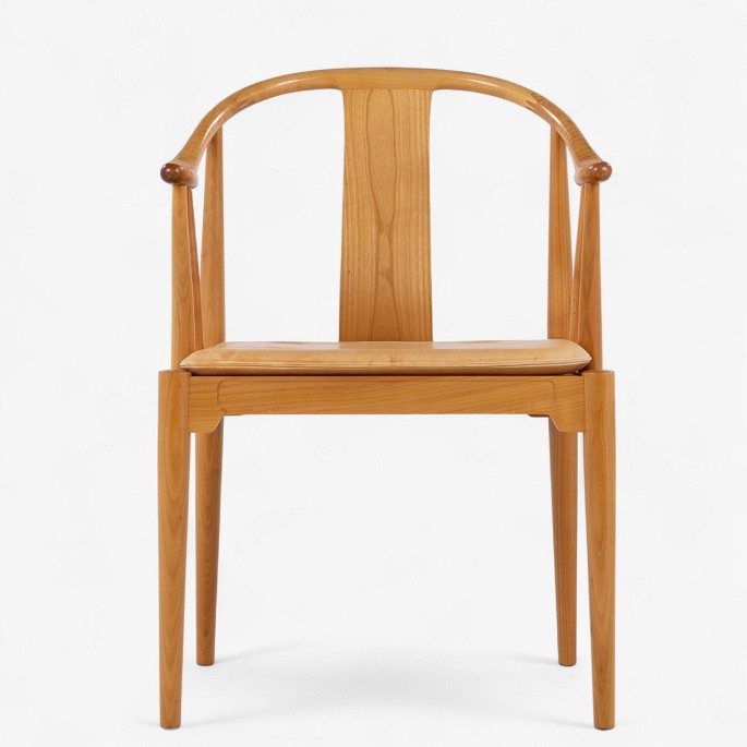 Hans J. Wegner / Fritz Hansen.FH 4283 - Kinastol i kirsebær med hynde i patineret naturlæder. Mærket fra producent.1 stk. på lager