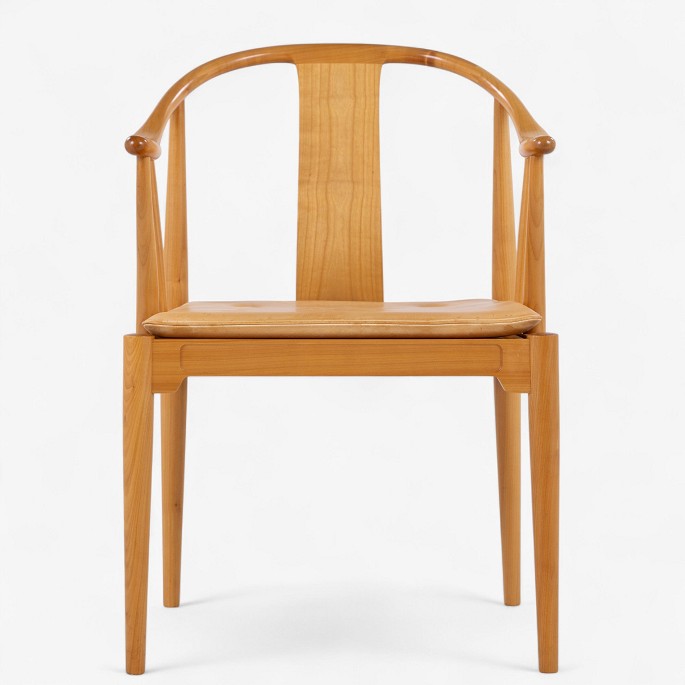 Hans J. Wegner / Fritz Hansen.FH 4283 - Kinastol i kirsebær med hynde i patineret naturlæder. Mærket fra producent.1 stk. på lager