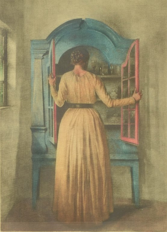 Peter Ilsted“Kvinde ved vitrineskab”.Mezzotint i farver.