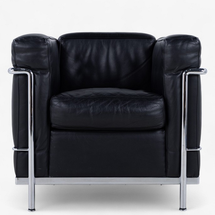 Le Corbusier / CassinaLC 2 - Lænestol i originalt sort læder med stel i stål. Stemplet fra producent.1 stk. på lager