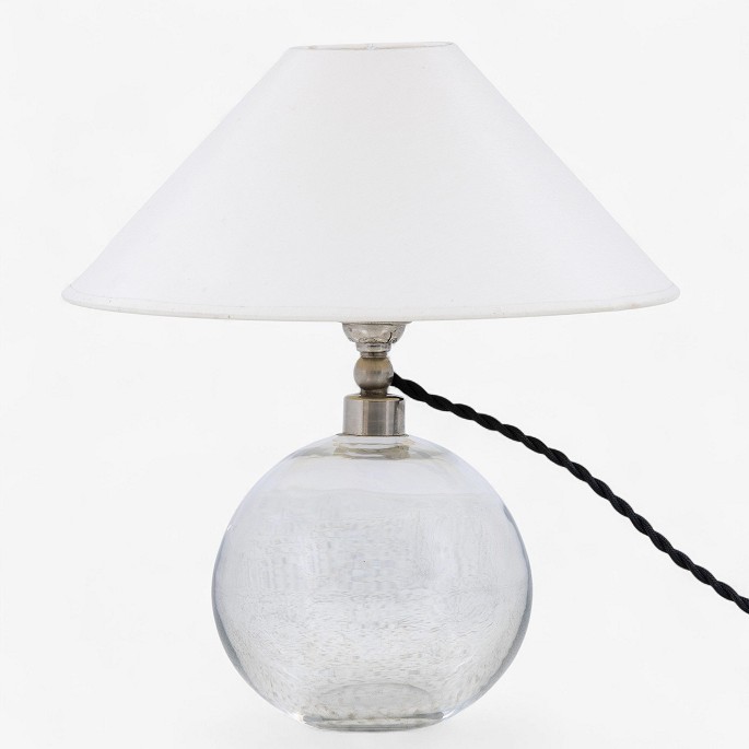 Ukendt
Kugleformet bordlampe i mundblæst glas med hvid skærm.
1 stk. på lager
