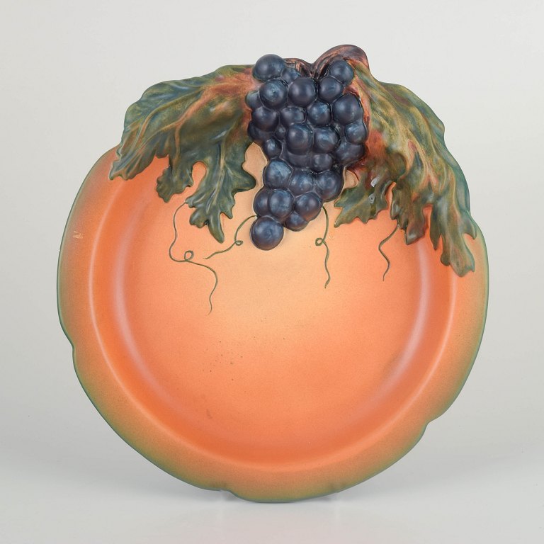 Ipsens Enke
Decorative wall dish with grape motif, ca. 1920s/30s.