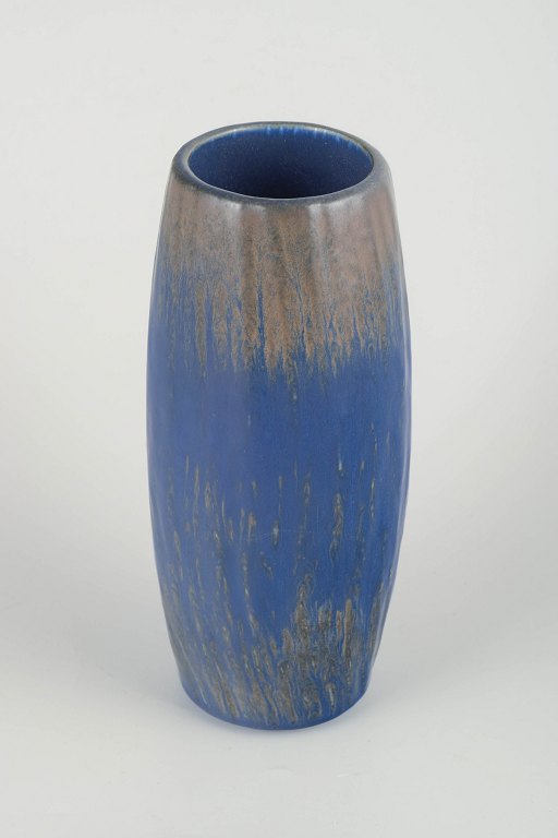 Gunnar Nylund for Rörstrand "Rubus"
Stoneware vase, mid-20th century.