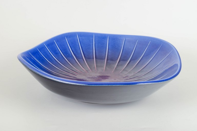 Carl-Harry Stålhane for Rörstrand
Large bowl “Sparaxis”, 1960s.