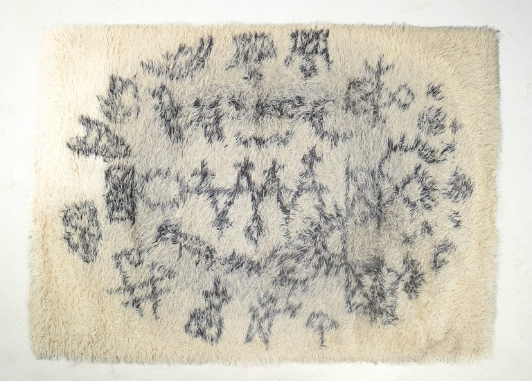 Clara Salander (1922-2025)“Vikingstad”, rya-tæppe, 1960/70’erne.