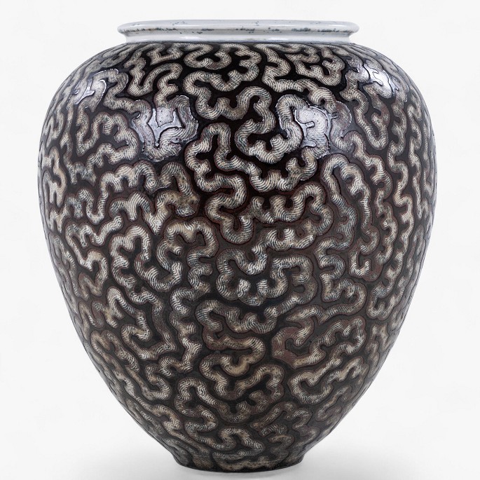 Per Weiss / Eget værksted.Kolossal krukke i stentøj med sort glasur og hvide stafferinger. Signeret.1 stk. på lager