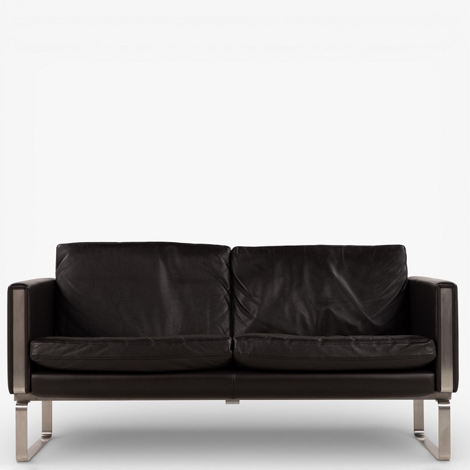 Hans J. Wegner / Carl Hansen & SønCH 102 - 2 pers. sofa i mørkebrunt, patineret semi-anilinlæder med stel i stål. Mærket fra producent.1 stk. på lager