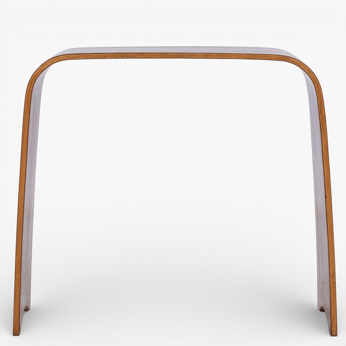 Hans Ludvigsen / Fritz Hansen.Model 4515 - Taburet/sidebord i formbøjet teak. Formgivet i 1958. Brændemærket fra producent.1 stk. på lager