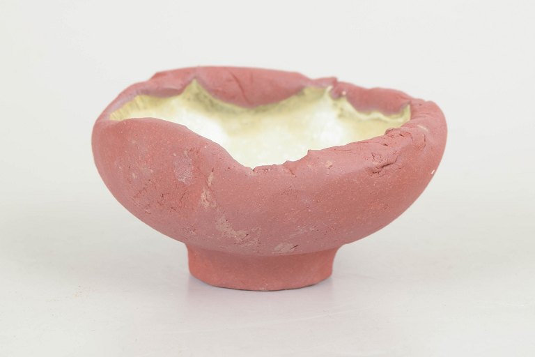 Christina Muff, dansk samtidskeramiker (f. 1971). Lille bitte unika skål i rødt stentøjsler på fod.