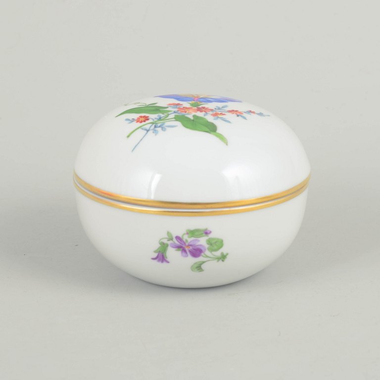 Meissen, lågkrukke med polykrom blomsterdekoration.
