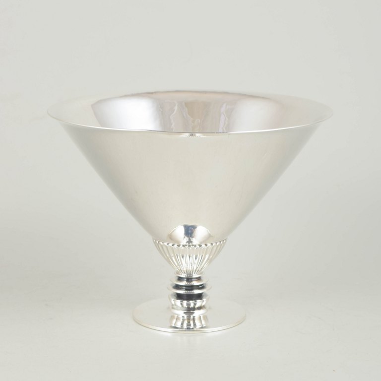 Gundorph Albertus for Georg Jensen, sølv skål på fod.