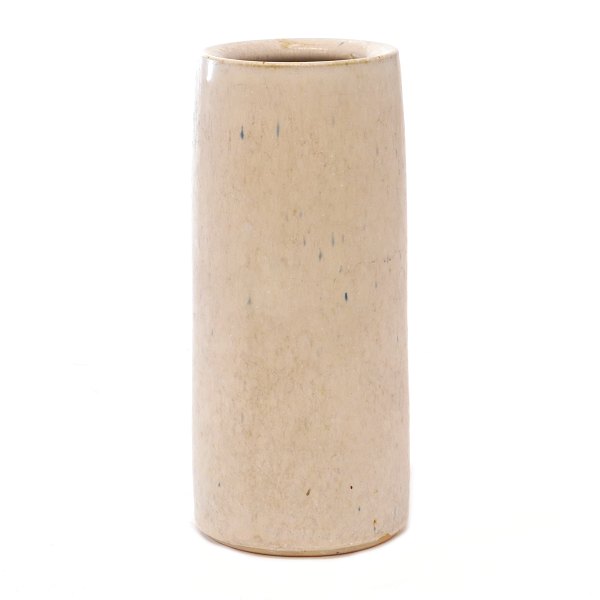 Saxbo Steinzeugvase  mit heller Glasur signiert Saxbo. H: 16,5cm