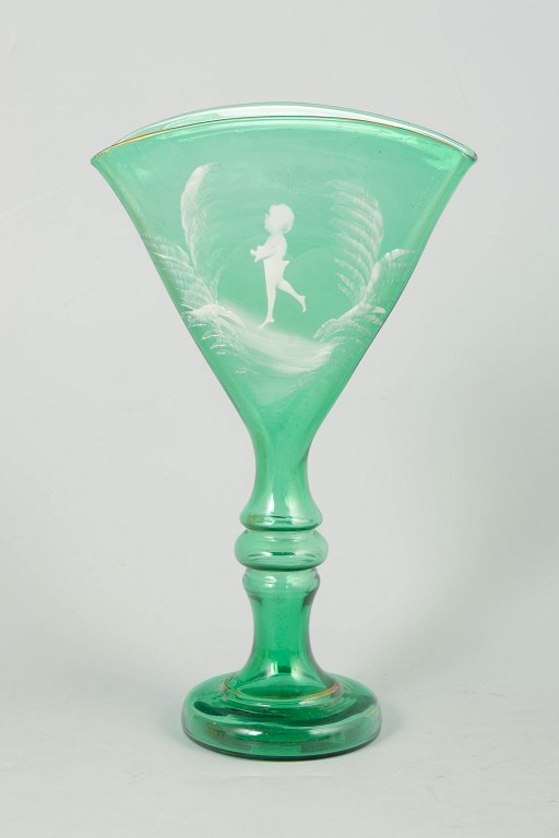 Mary Gregory stil grønt glas bæger, håndemaljeret figurmotiv.