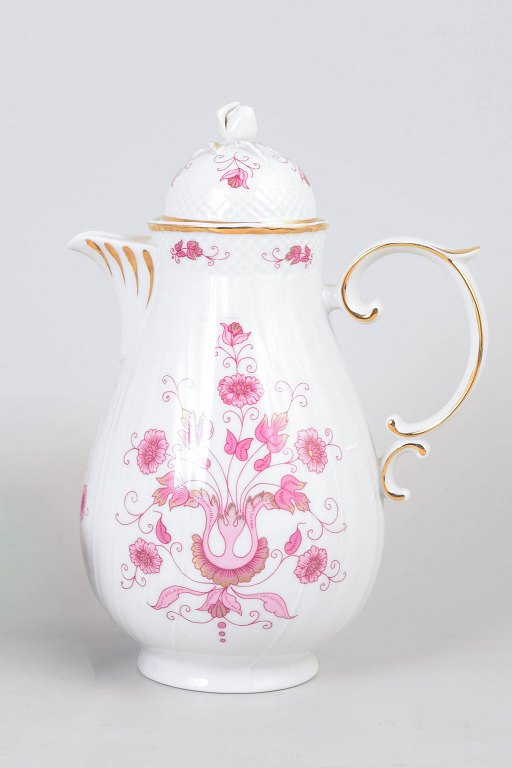 Hollóháza, kaffekande med rosa blomsterdekoration.
