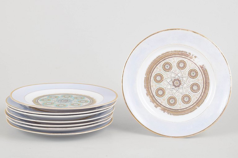Aluminia. Sæt med otte porcelænstallerkener.