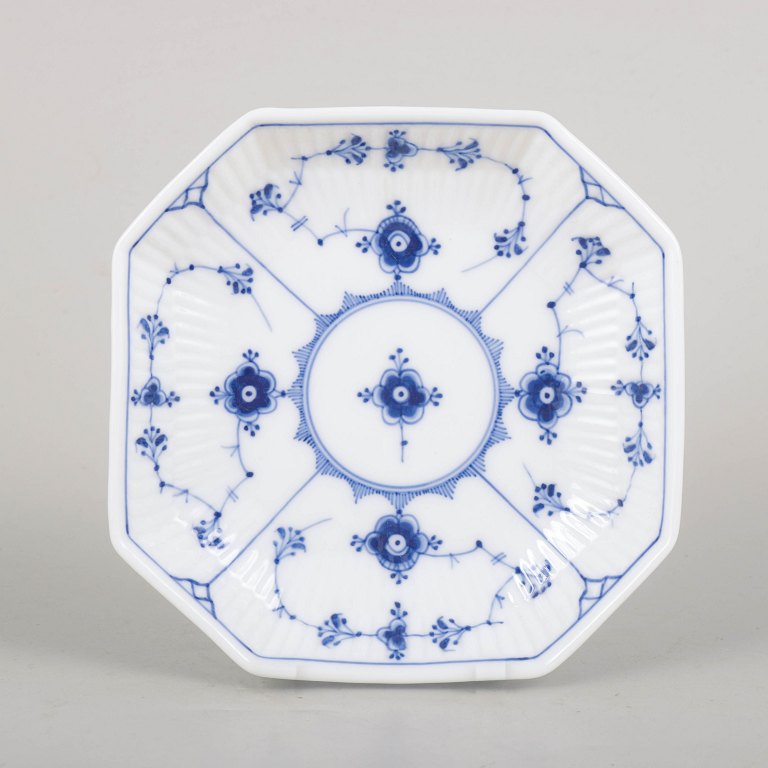 Royal Copenhagen Musselmalet Riflet, ottekantet fad.