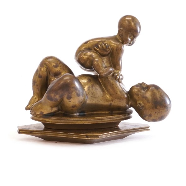Kai Nielsen, 1882-1924, Bronzenskulptur in Form von einem Mädchen, das ein Baby hält. Signiert. H: 13cm. L: 16cm