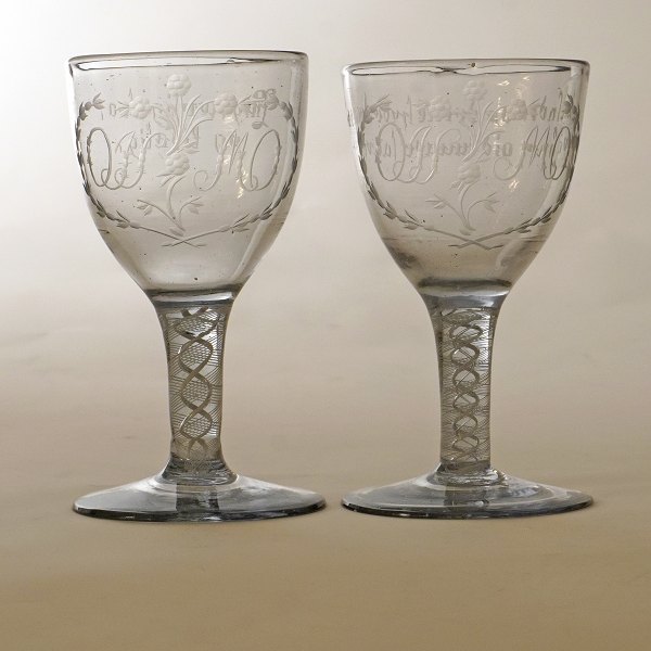 Et par bryllupsglas med monogrammer "OJS" & "MO" i kartouche og drikkevers Hurdal 1780-1800. H: 12,5cm