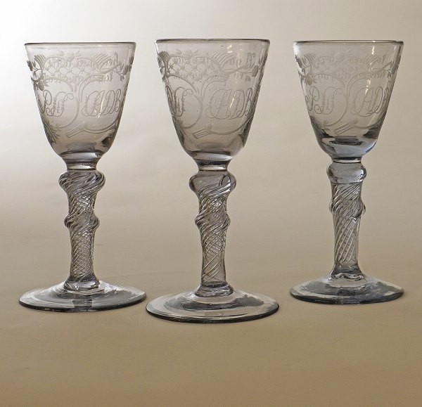 Sæt på tre Nøstetangen Chrystal Desert glas ca. år 1750 med monogrammer "PstS" & ""CADB" i kartouche og drikkevers. H: 15cm